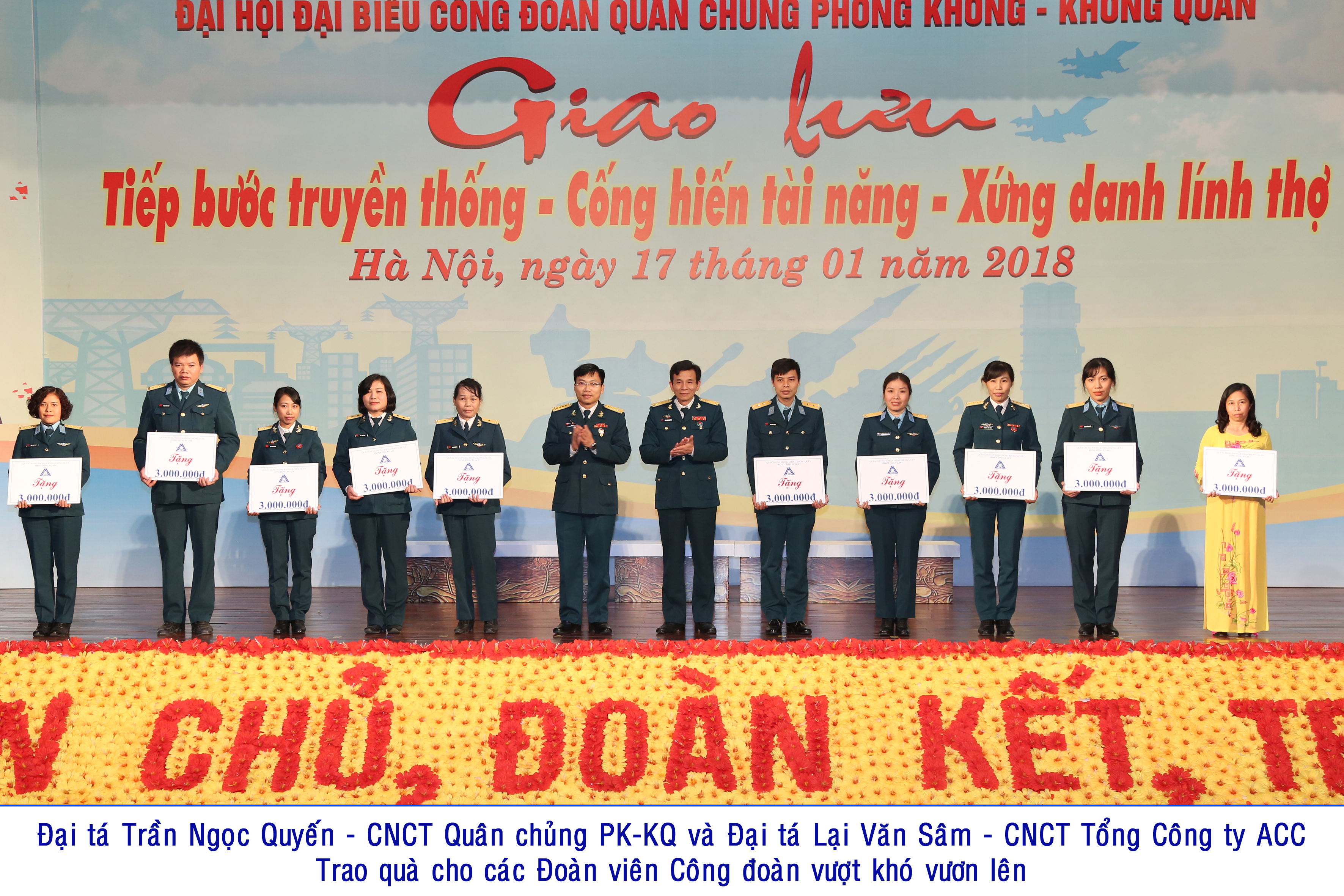  Đại tá Trần Ngọc Quyến - CNCT Quân chủng PKKQ và Đại tá Lại Văn Sâm - CNCT Tổng công ty ACC trao quà cho các Đoàn viên Công đoàn vượt khó đi lên