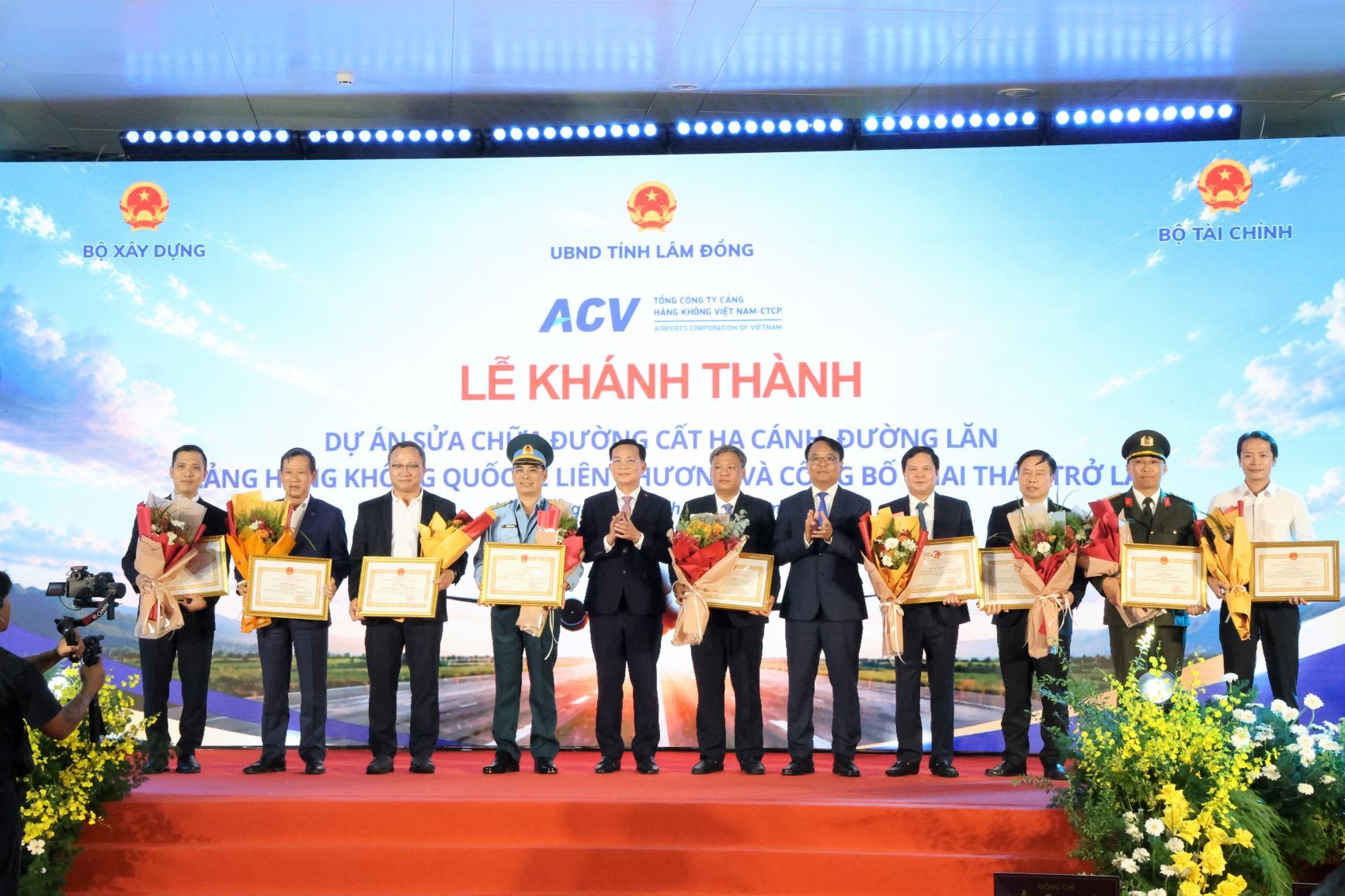 Lễ khánh thành Dự án sửa chữa đường cất hạ cánh, đường lăn Cảng HKQT Liên Khương và đón chuyến bay đầu tiên chào mừng Cảng HKQT Liên Khương khai thác trở lại